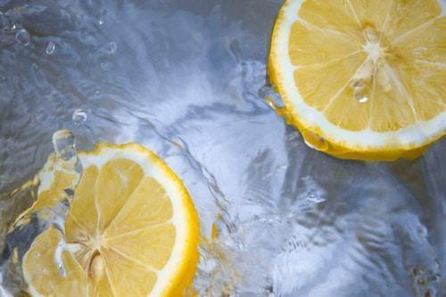 lemons in water fresh