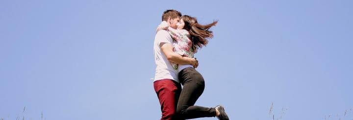 21 Amazing Benefits of Hugging According to Science (+10 Tips)